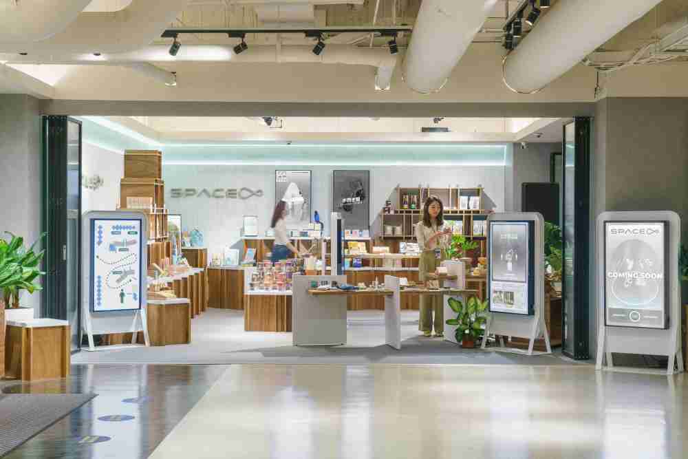 28国际打造永续选物商店，，，，展示社企及社创商品，，，结合创利空间所开发的智能零售系统，，，，整合多元产品信息，，，，让无人商店扮演公益行动的推手