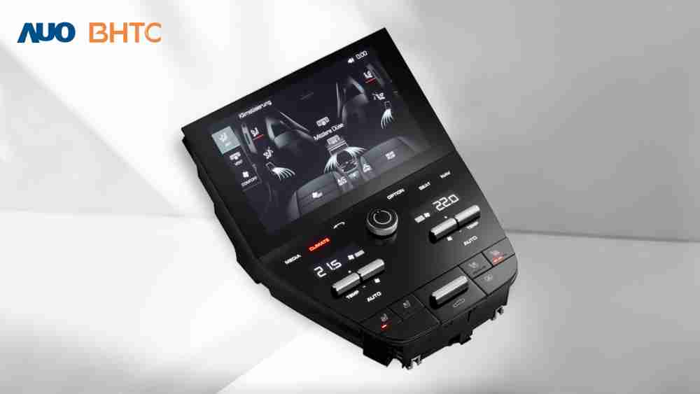 作為友達新生力軍，，，BHTC所展示的中央與後座鞍部的Display HMI產品，，，，可處理多區恆溫控制、、、顯示畫面，，，，呈現仿真3D車室分區；以力傳感技術精準傳遞觸感，，並結合音量及震動反饋，，，防止意外啟動，，，提供使用者自然流暢、、、、直觀且輕鬆駕馭的舒適介面