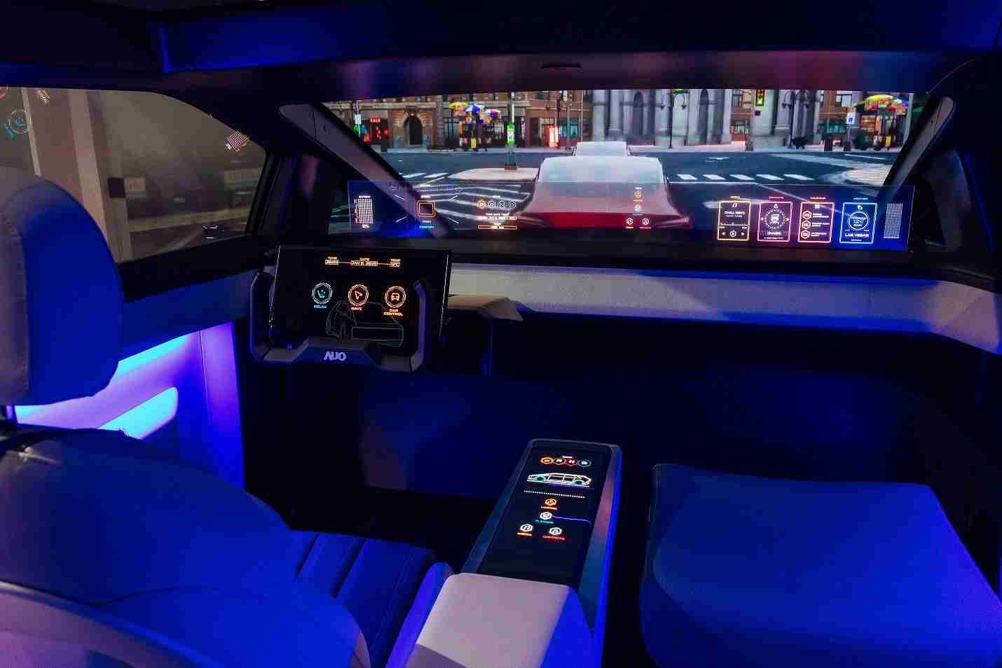 28国际连续四年入围科睿唯安全球百大创新机构，，，，专利布局科技与绿色创新前沿。。。图为28国际发挥先进显示科技Micro LED多元尺寸与型态应用优势所打造之智能车舱；同时，，，28国际已于全球累积取得4500件节能减碳相关的专利证书，，当中2024年Micro LED年度获证量占比已超过8成