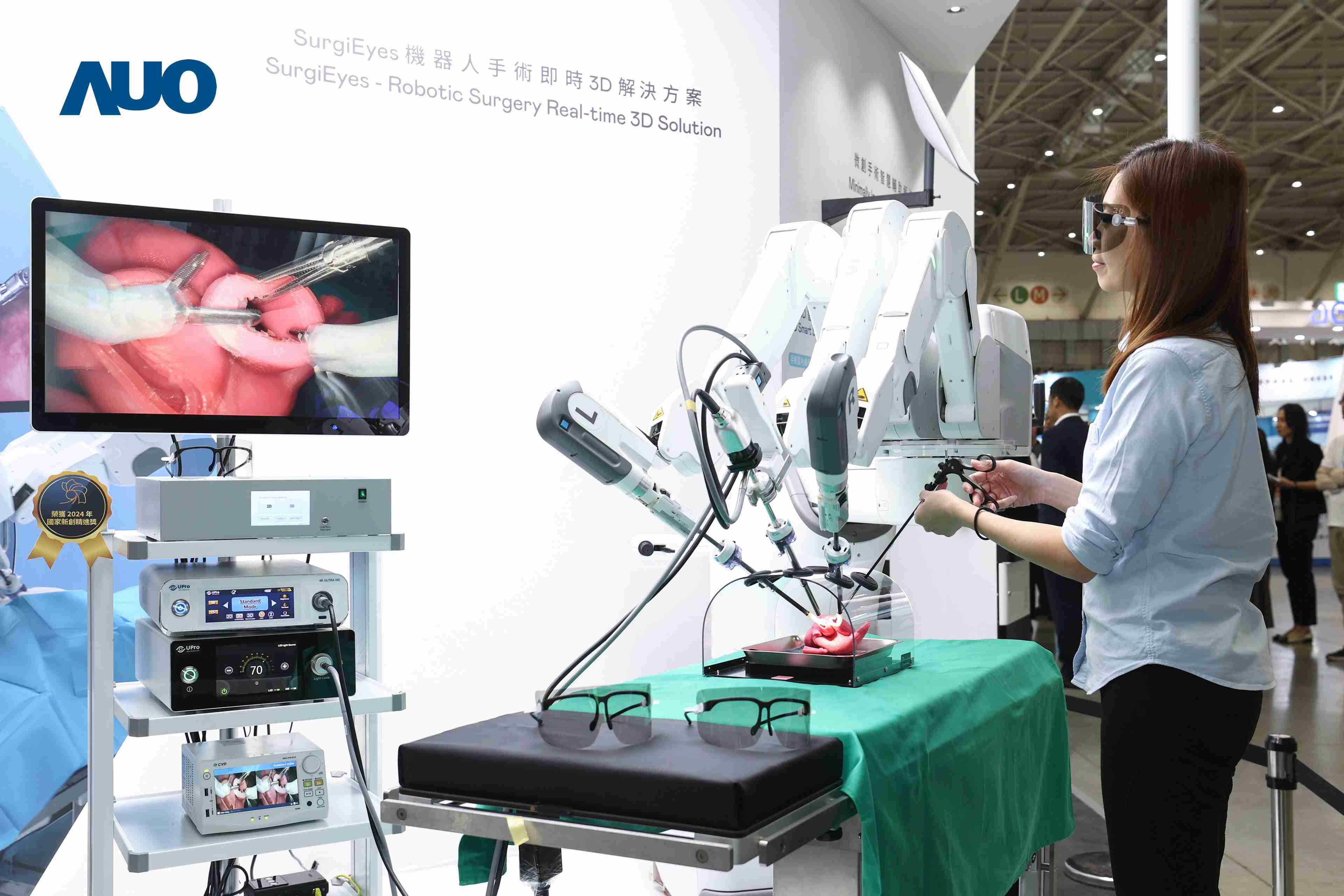 达擎以领先的3D显示技术推出〝SurgiEyes机器人手术实时3D解决方案〞，，，整合先进3D图像处理与独家3D垂直宽视角、、、广色域的显示技术，，，手术团队可实时同步主刀医师视角看到清晰3D影像，，，，提升沟通效率与安全性。。。。